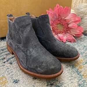 Sofft Bellis Chelsea Boots Blue/Gray Suede Faux Snake Skin Leather Size 8.5